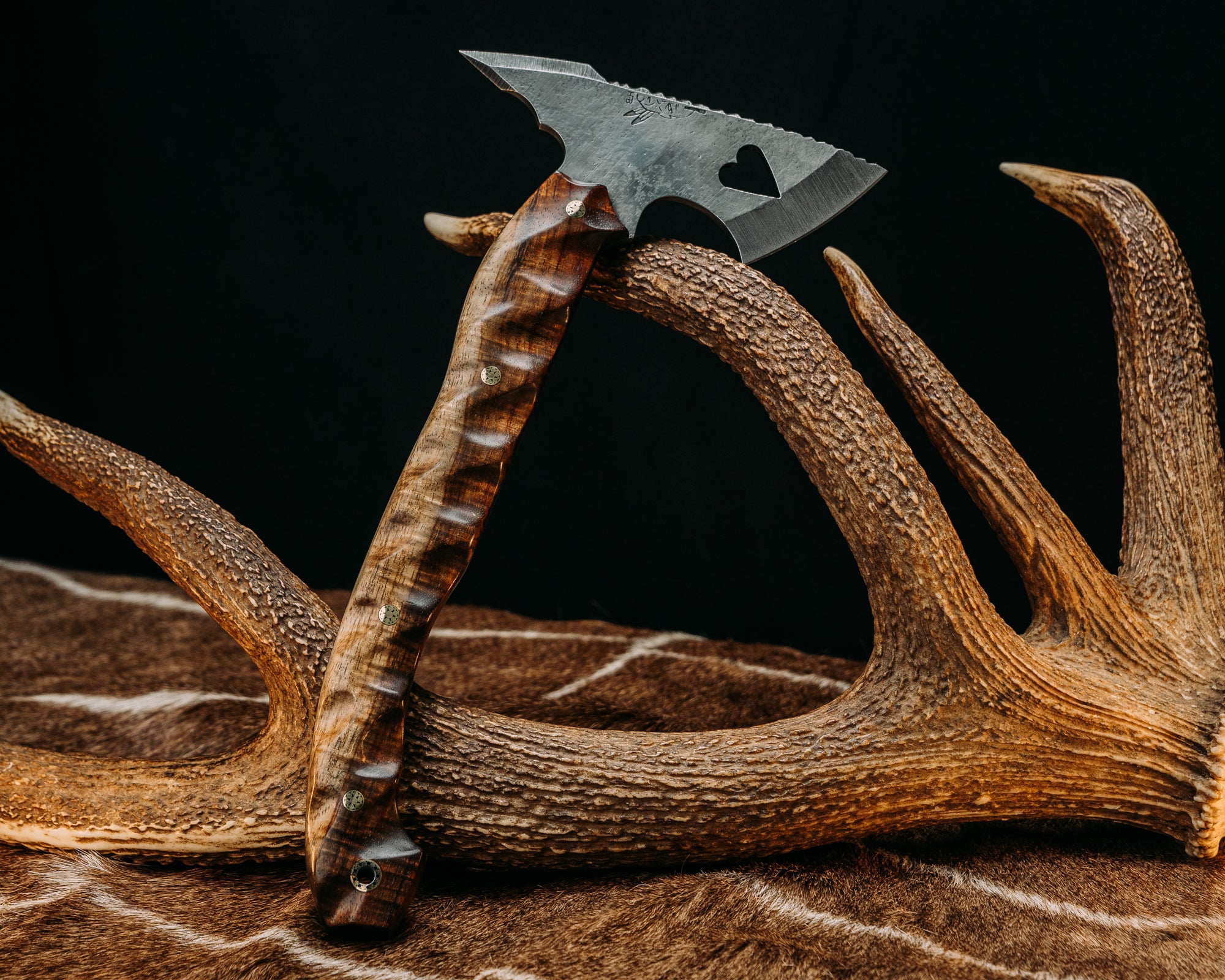 kneuklid Romance★hurts★Lamina ★brodiaea Mini Bleeding Heart Hawk - Hawaiian Curly Koa, Mosaic Pins