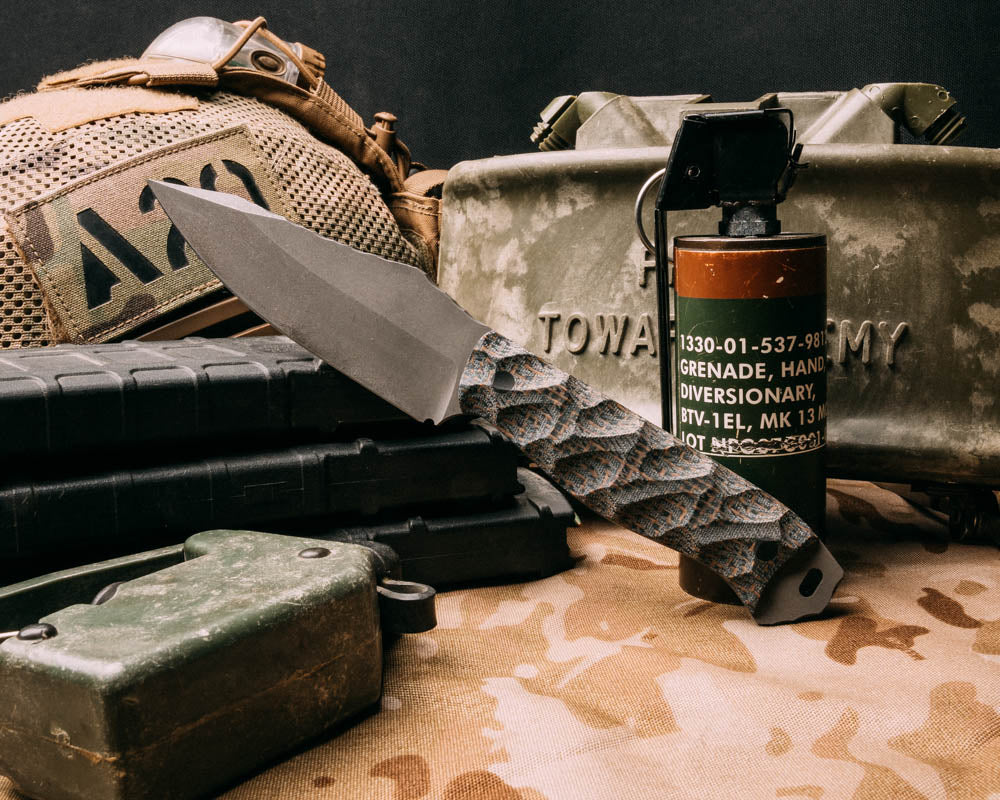 Field Knife Kamari burlap micarta, CF pins, chaos grip Half Face Blades