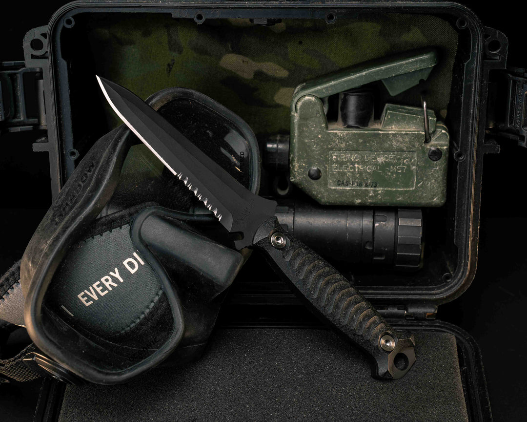 Dive Knife - Fiberglass Shred Carbon, Armor Black Cerakote, Ti Torx Bolts, Textured Grip
