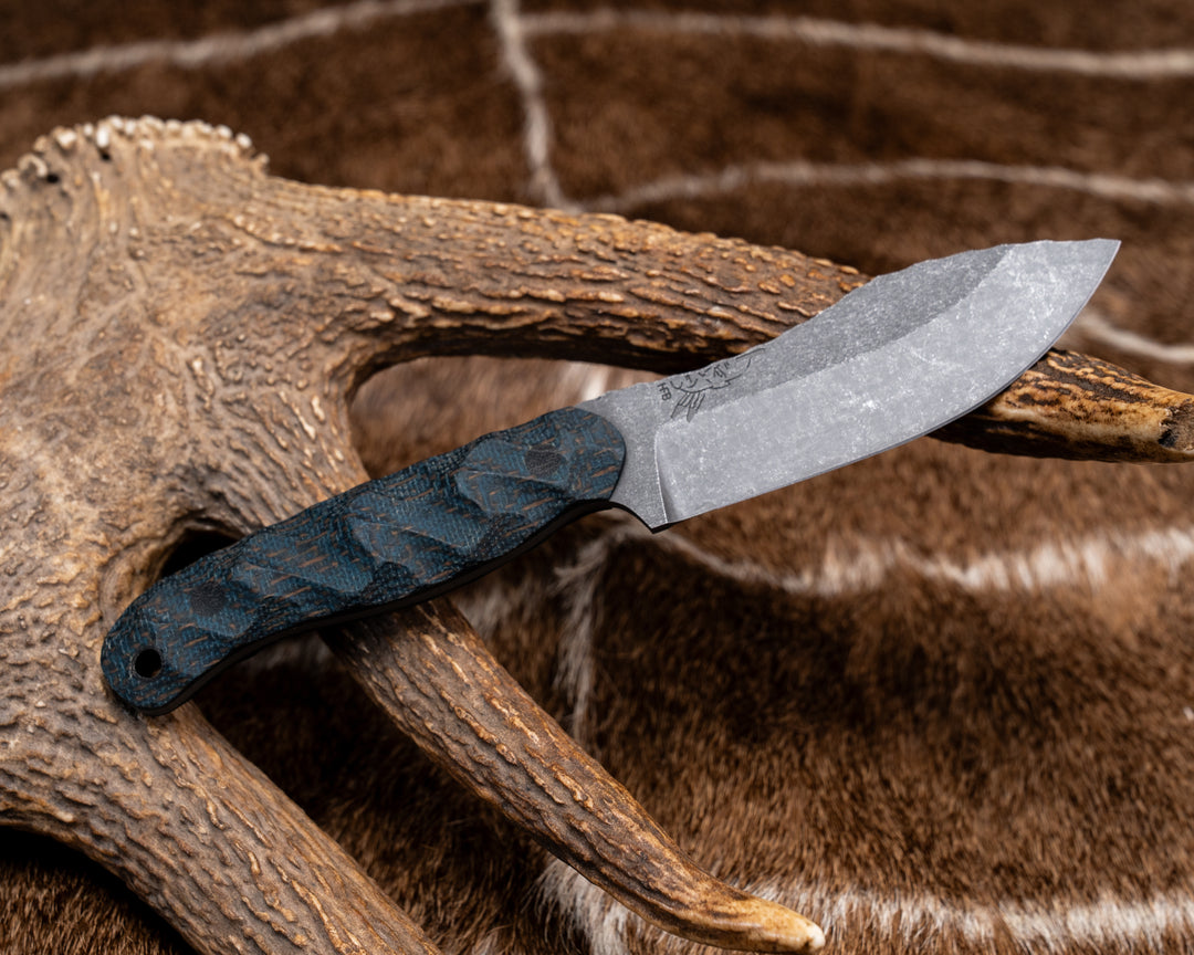 Skinner Jr - Kamari Burlap Micarta, Black Micarta Pins, CF Lanyard Pin Chaos Grip