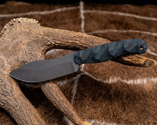 Skinner Jr - Kamari Burlap Micarta, Black Micarta Pins, CF Lanyard Pin Chaos Grip