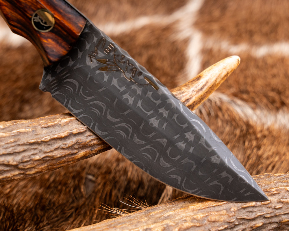 Cav Jr- Vegas Forge Razorwire Damascus- Desert Ironwood, Brass Split, Black Richlite Split, Half Face Pins, Contoured Grip