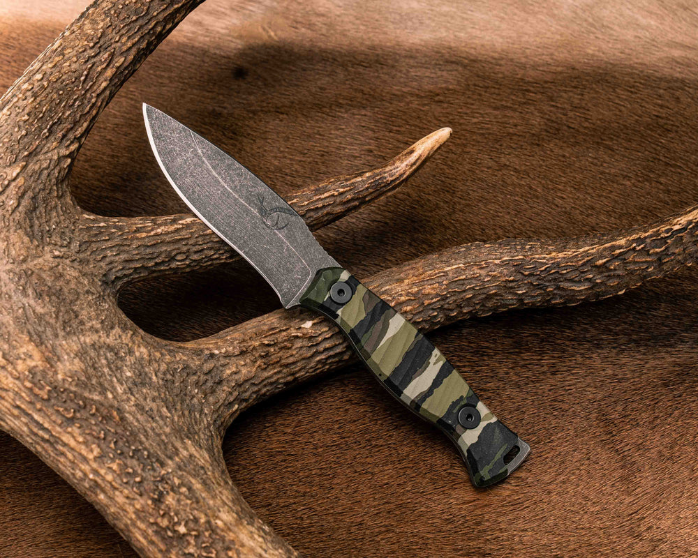The 86' (HFB x Realtree) - Realtree Original Camo Hydro-dipped Micarta, Acid Etch, Allen Bolts, Textured Grip.