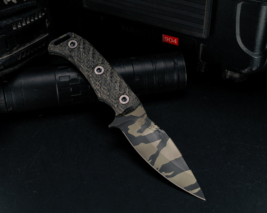Ishi- Black Burlap Micarta, Tiger Stripe Camo, Allen Bolts, Textured Grip