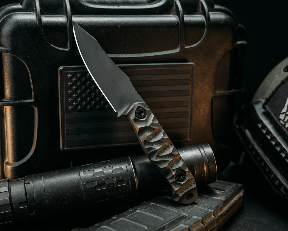 Field Knife Jr- Black Dunes Carbon, Armor Black Cerakote, Allen Bolts, Textured Grip