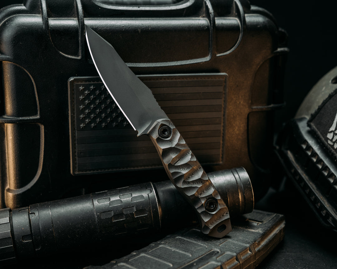 Field Knife Jr- Black Dunes Carbon, Armor Black Cerakote, Allen Bolts, Textured Grip
